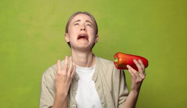 Kırmızı biberli genç sarışın kadın.