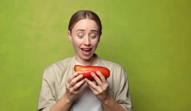 Kırmızı biberli genç sarışın kadın.