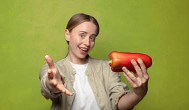 Kırmızı biberli genç sarışın kadın.