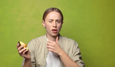 Avokadosu olan sarışın genç bir kadın.