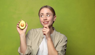 Avokadosu olan sarışın genç bir kadın.