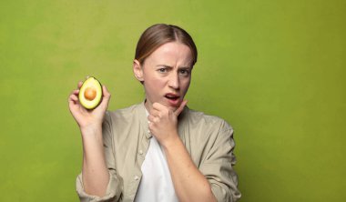 Avokadosu olan sarışın genç bir kadın.