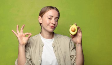 Avokadosu olan sarışın genç bir kadın.
