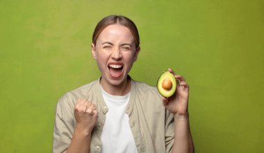 Avokadosu olan sarışın genç bir kadın.