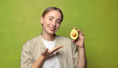 Avokadosu olan sarışın genç bir kadın.