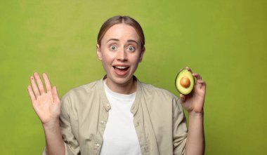 Avokadosu olan sarışın genç bir kadın.