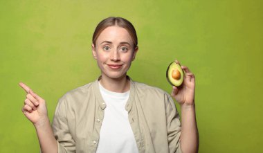 Avokadosu olan sarışın genç bir kadın.