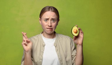Avokadosu olan sarışın genç bir kadın.