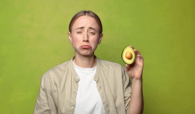 Avokadosu olan sarışın genç bir kadın.