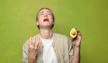 Avokadosu olan sarışın genç bir kadın.