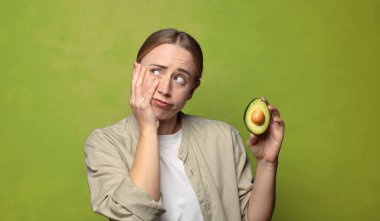 Avokadosu olan sarışın genç bir kadın.