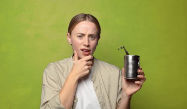 Genç, sarışın, çelik tenekeli bir kadın.