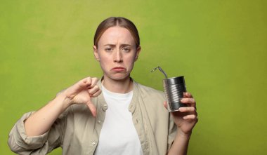 Genç, sarışın, çelik tenekeli bir kadın.