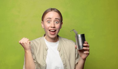 Genç, sarışın, çelik tenekeli bir kadın.