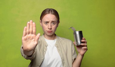 Genç, sarışın, çelik tenekeli bir kadın.