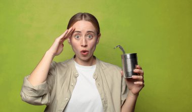 Genç, sarışın, çelik tenekeli bir kadın.