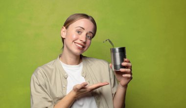 Genç, sarışın, çelik tenekeli bir kadın.