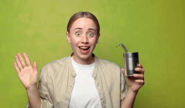 Genç, sarışın, çelik tenekeli bir kadın.