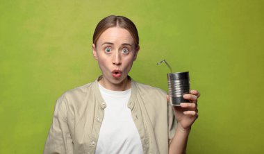 Genç, sarışın, çelik tenekeli bir kadın.