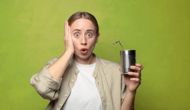 Genç, sarışın, çelik tenekeli bir kadın.