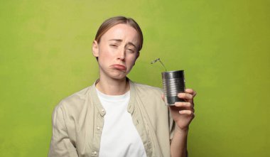 Genç, sarışın, çelik tenekeli bir kadın.