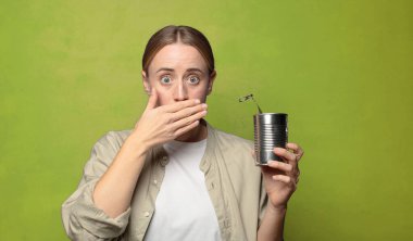 Genç, sarışın, çelik tenekeli bir kadın.