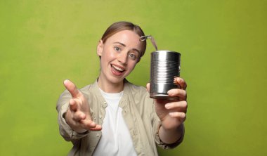 Genç, sarışın, çelik tenekeli bir kadın.