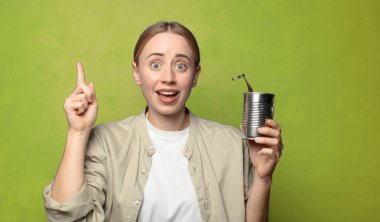 Genç, sarışın, çelik tenekeli bir kadın.