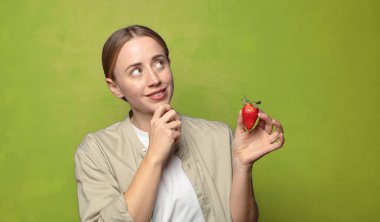 Çilekli genç sarışın kadın.