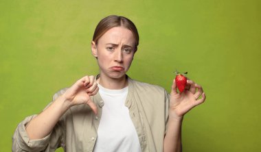 Çilekli genç sarışın kadın.