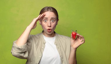 Çilekli genç sarışın kadın.