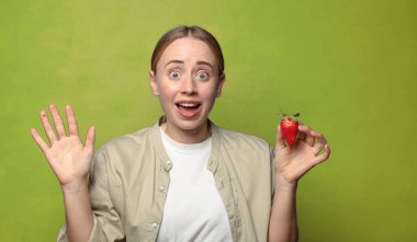 Çilekli genç sarışın kadın.