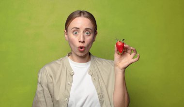 Çilekli genç sarışın kadın.