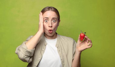 Çilekli genç sarışın kadın.