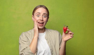 Çilekli genç sarışın kadın.