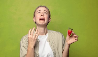 Çilekli genç sarışın kadın.