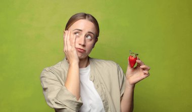 Çilekli genç sarışın kadın.