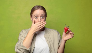 Çilekli genç sarışın kadın.