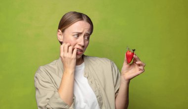 Çilekli genç sarışın kadın.