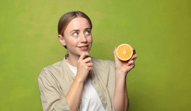 Genç, sarışın, turuncu bir kadın.