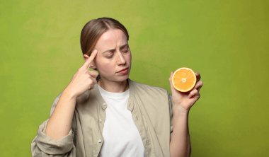 Genç, sarışın, turuncu bir kadın.