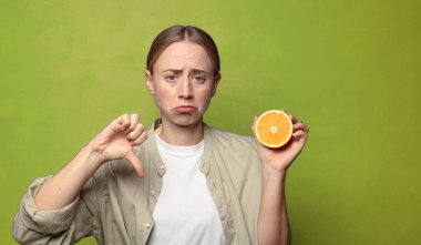 Genç, sarışın, turuncu bir kadın.