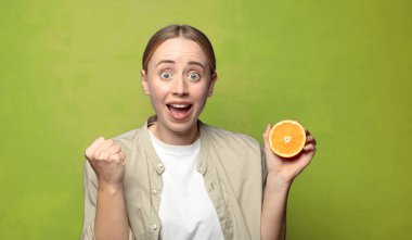 Genç, sarışın, turuncu bir kadın.