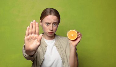 Genç, sarışın, turuncu bir kadın.