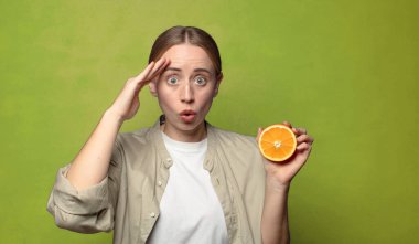 Genç, sarışın, turuncu bir kadın.