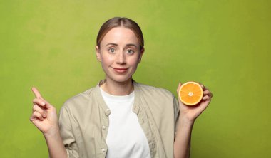 Genç, sarışın, turuncu bir kadın.