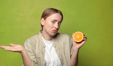 Genç, sarışın, turuncu bir kadın.