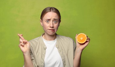 Genç, sarışın, turuncu bir kadın.