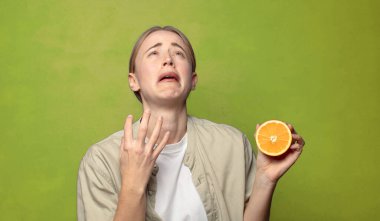 Genç, sarışın, turuncu bir kadın.