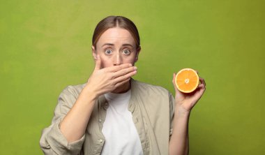 Genç, sarışın, turuncu bir kadın.